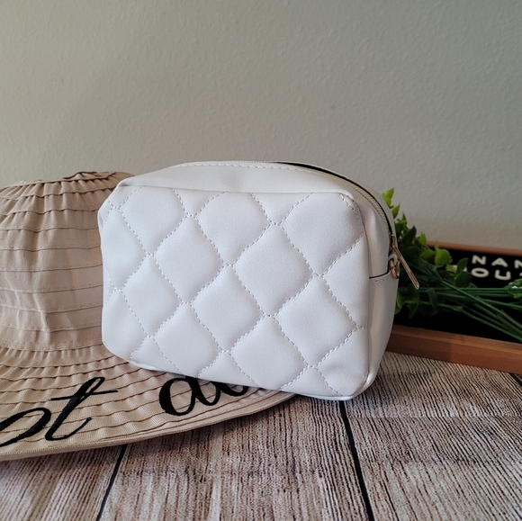 ✨️Mini White Quilted Gold Chain Crossbody Purse✨️ - Picture 10 of 12